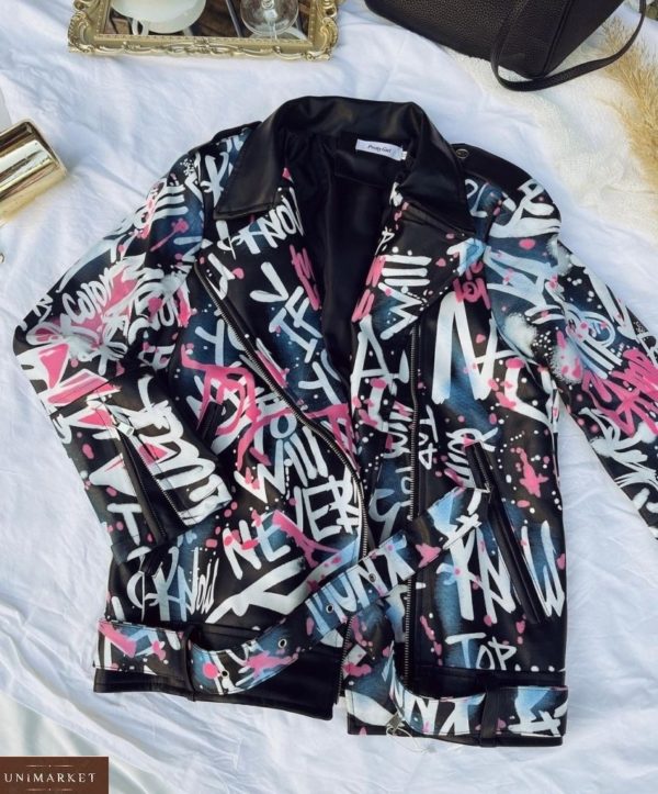 Купити чорну онлайн куртку з екокожі з кольоровими написами для жінок