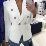 Купить женский белый пиджак с золотой фурнитурой дешево