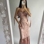 Купити кольору пудра жіноче відкрите плаття з принтованого шовку в Україні