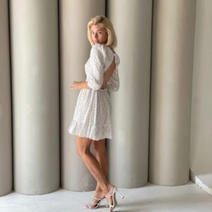 Заказать онлайн белое платье в горошек с открытой спиной (размер 42-48) женское