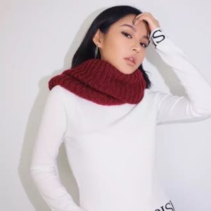 Купити білий жіночий светр з написами дешево