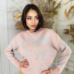 Заказать пудровый женский свитер оверсайз с надписью онлайн