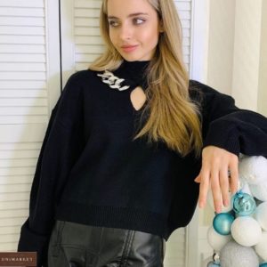 Купити чорний жіночий светр під горло з ланцюгом в Україні