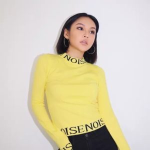 Купить онлайн женский желтый свитер с надписями