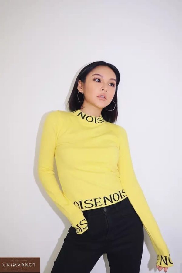 Купить онлайн женский желтый свитер с надписями