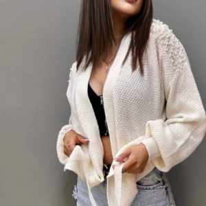 Купить по скидке белый вязаный свитер на запах онлайн