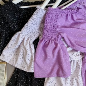 Замовити онлайн фіолетовий, білий, чорний комбінезон в дрібний горошок для жінок