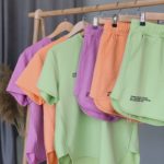 Заказать онлайн фисташковый, лиловый, персиковый прогулочный костюм: шорты и футболка для женщин