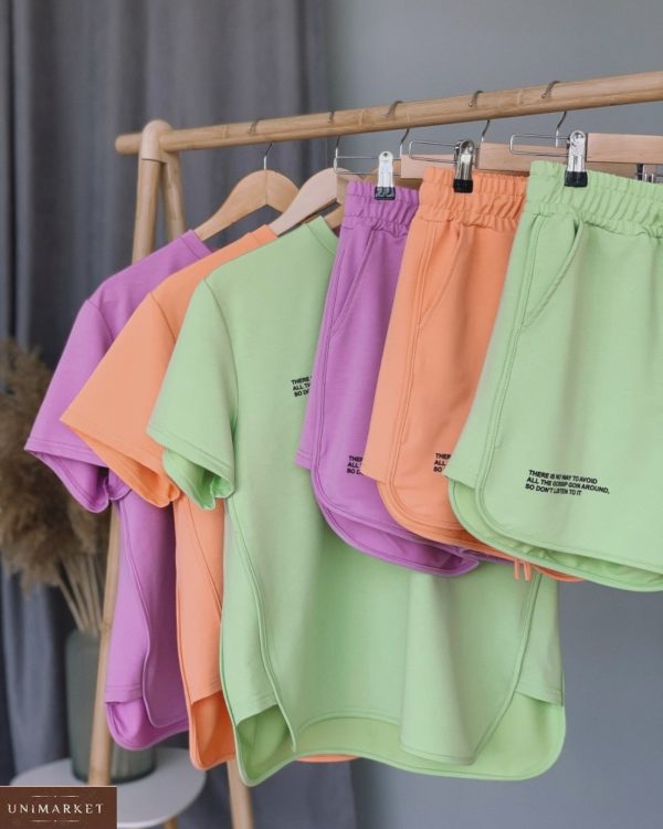 Заказать онлайн фисташковый, лиловый, персиковый прогулочный костюм: шорты и футболка для женщин