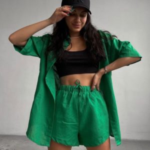 Купить зеленый женский костюм с укороченными шортами и рубашкой (размер 42-48) по низким ценам