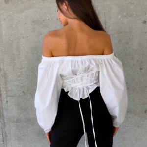 Заказать онлайн белую блузку с открытыми плечами (размер 42-52) для женщин