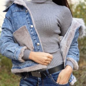 Купить серую женскую джинсовку с мехом онлайн