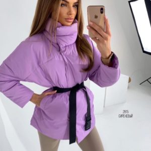 Заказать сиреневую женскую куртку с поясом в комплекте онлайн