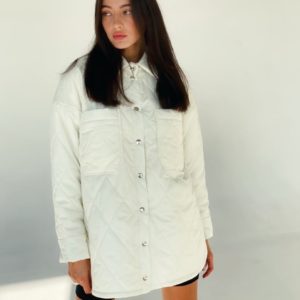Заказать онлайн белую женскую стёганную куртку-рубашку