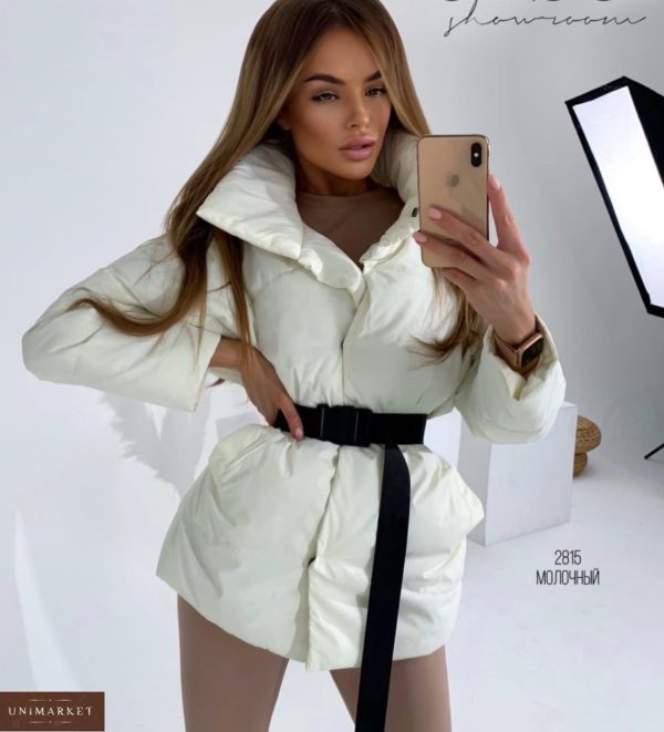 Купити жіночу молочну куртку з поясом в комплекті недорого