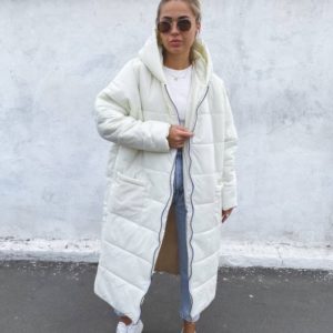 Купить белое женское объемное зимнее пальто свободного кроя по скидке
