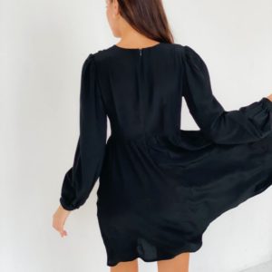 Придбати вигідно чорне плаття з матового шовку для жінок