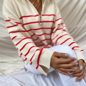Заказать онлайн красный женский свитер в полоску с широкими рукавами