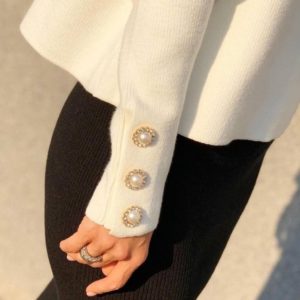 Придбати зі знижкою жіночий светр з хомутом білого кольору