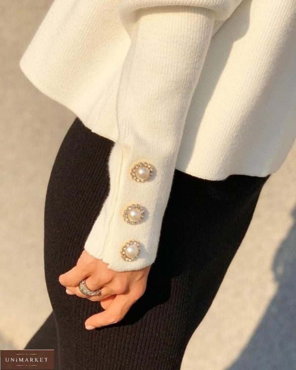 Придбати зі знижкою жіночий светр з хомутом білого кольору