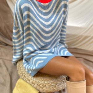 Заказать голубого цвета женский удлиненный свитер с волнистым принтом в интернете