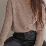Купить бежевый женский вязаный велюровый свитер в Украине