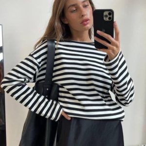 Купити чорно-білий жіночий светр в смужку дрібної в'язки в Україні