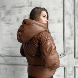 Купить женскую тёплую куртку из эко кожи с капюшоном коричневую онлайн