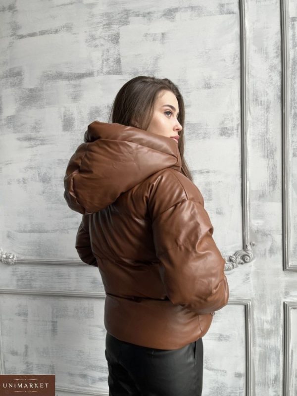 Купити жіночу теплу куртку з еко шкіри з капюшоном коричневу онлайн