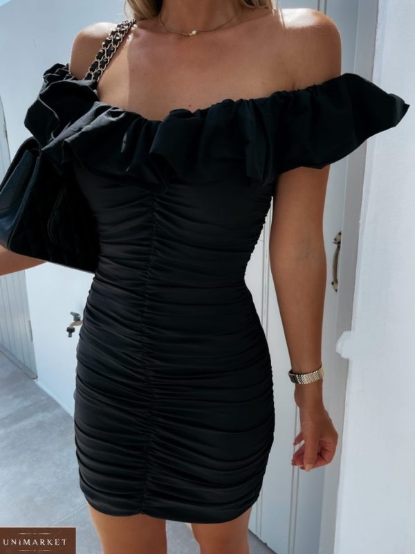 Купить черное женское платье в сборках с открытыми плечами по скидке