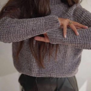 Замовити онлайн жіночий в'язаний велюровий светр сірого кольору