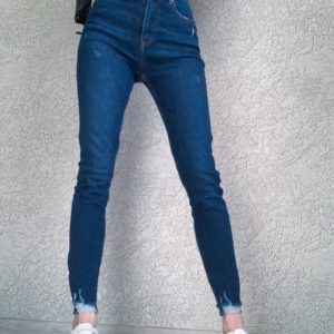 Купить недорого джинсы стрейч с потертостями для женщин синие