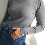 Придбати сірий жіночий тонкий светр з гудзиками на рукавах недорого