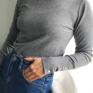 Приобрести серый женский тонкий свитер с пуговицами на рукавах недорого