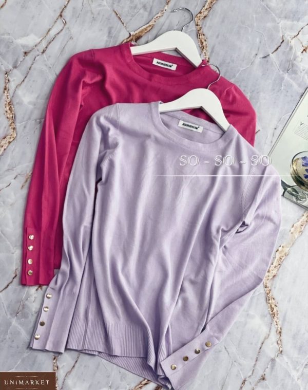 Купить малиновый, лиловый женский тонкий свитер с пуговицами на рукавах на распродаже