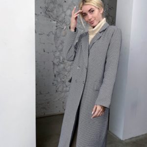 Купить черно-белое женское утепленное пальто в клетку (размер 42-58) по скидке