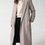 Заказать онлайн женское утепленное длинное пальто (размер 42-58) бежевое