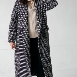 Купить черно-белое женское утепленное пальто оверсайз (размер 42-58) по скидке
