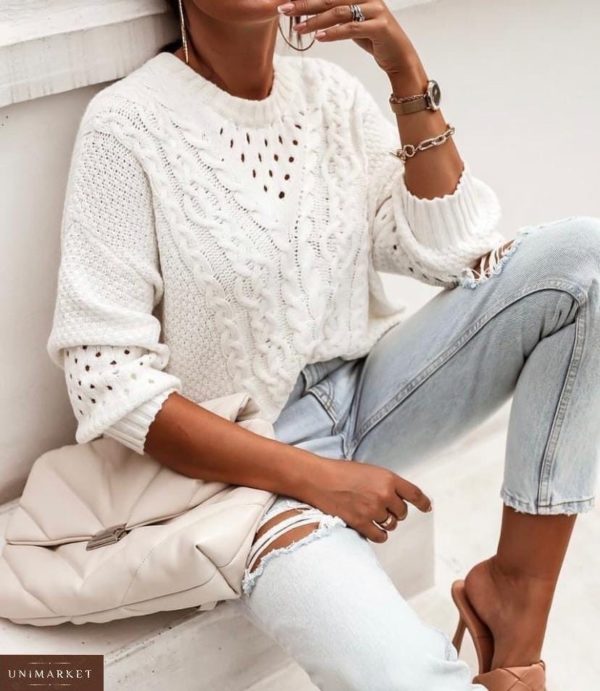 Купити білий жіночий трикотажний светр з візерунком по знижці