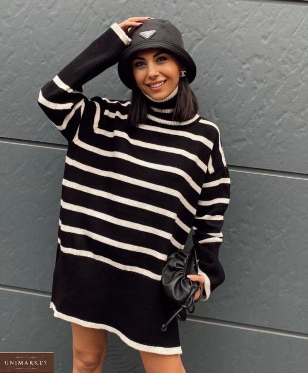 Заказать черно-белый женский трендовый свитер в полоску онлайн