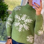 Купить онлайн свитер со снежинками зеленый женский
