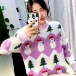 Купить недорого сиреневый новогодний свитер со снеговиками для женщин