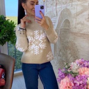 Заказать бежевый женский свитер со снежинками дешево