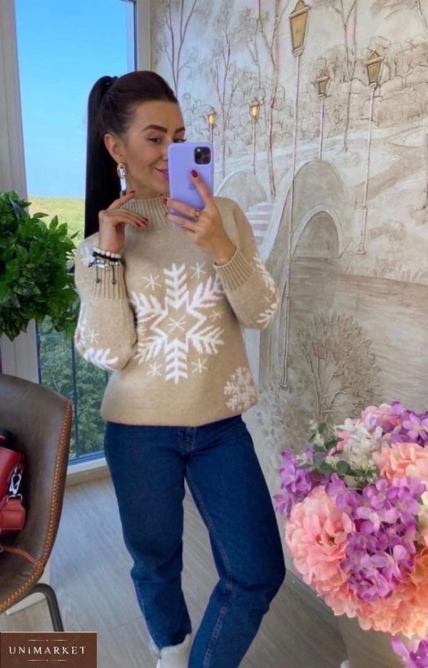 Замовити бежевий жіночий светр зі сніжинками дешево
