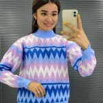Заказать голубого цвета женский свитер с принтом зигзаг на распродаже