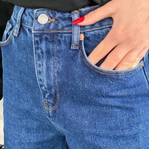 Приобрести по скидке женские джинсы с подворотом синие