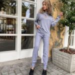 Заказать серый женский костюм машинной вязки с цепью в Украине
