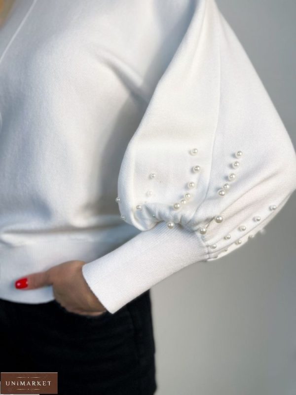 Заказать белый женский свитер с жемчугом на рукавах по скидке