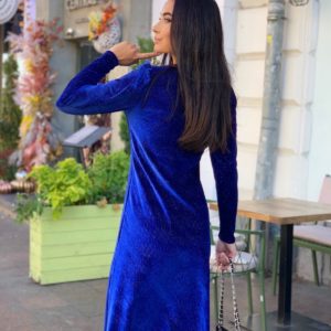 велюровое платье однотонное синего цвета из коллекции осень 2021 по цене со склада в магазине Unimarket