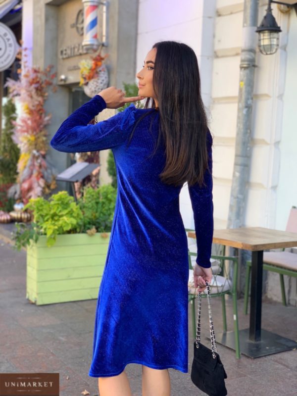 велюровое платье однотонное синего цвета из коллекции осень 2021 по цене со склада в магазине Unimarket